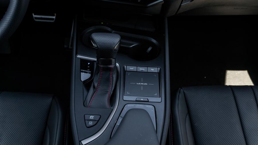 Детали интерьера Lexus UX250h F-Sport 2018 года  (NA) (фото 32 из 40)